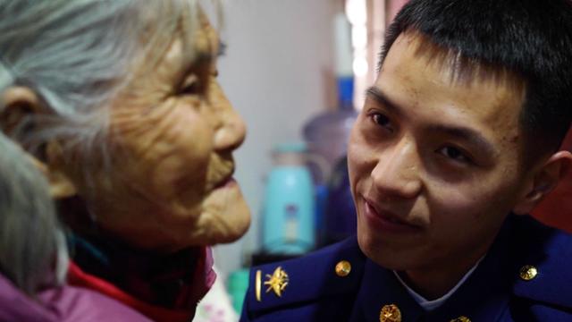 陕视新闻 相差61岁，这张“婚纱照”刷屏了