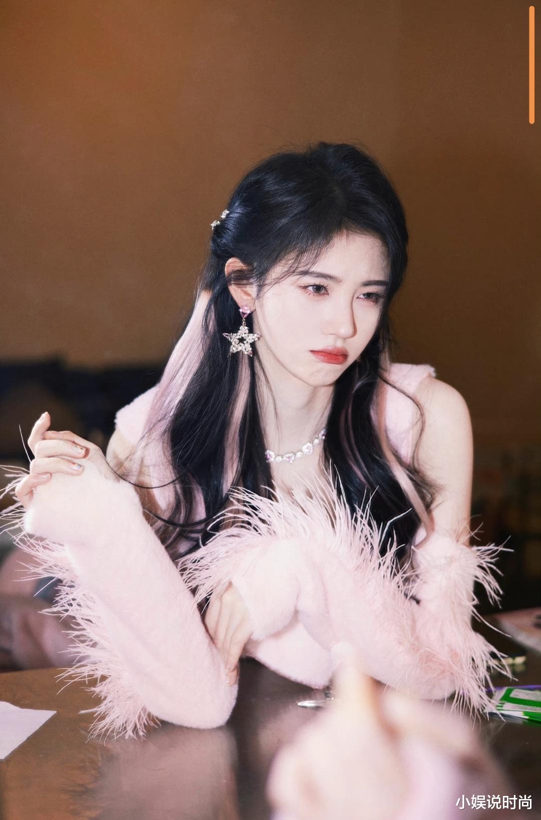 鞠婧祎|鞠婧祎简直小仙女本仙，粉色心形羽毛连衣裙配星星耳饰，又甜又美