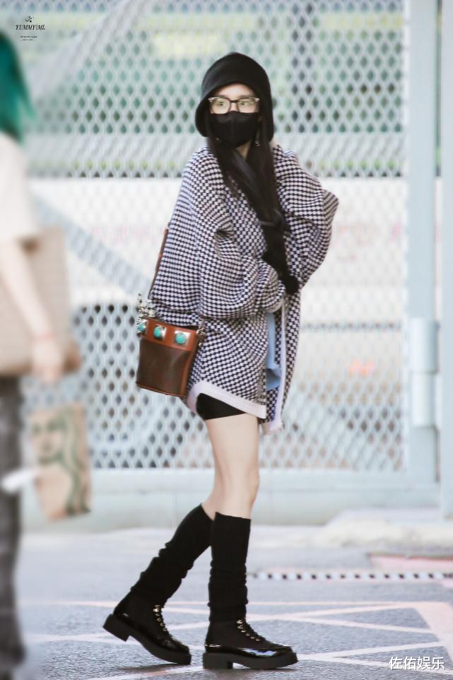 杨幂|杨幂打扮时髦现身机场，上身包裹严实，却大秀纤细美腿惹人羡