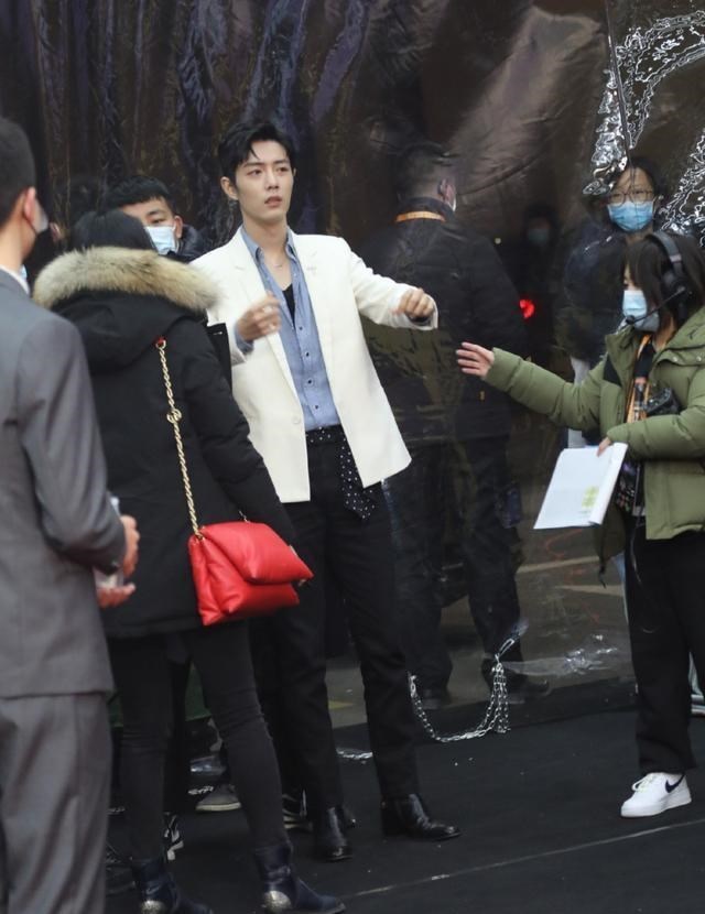 肖战|肖战今年戏约签满了，全年无休？进组前忙着拍广告，状态很疲惫！