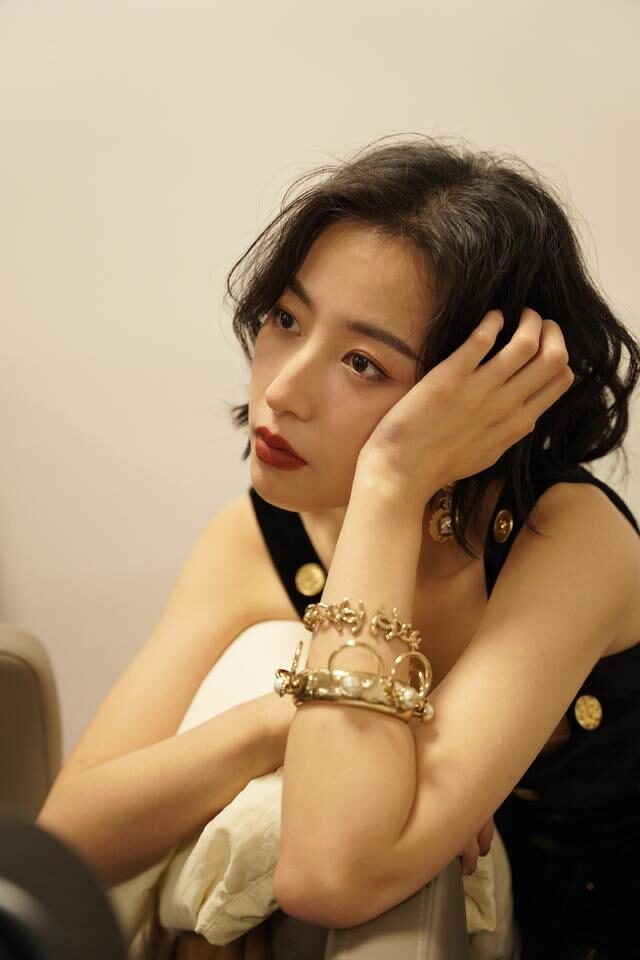 吊带裙 周雨彤“平板身材”却好高级,吊带裙+短发时髦娇俏,纯欲风满满