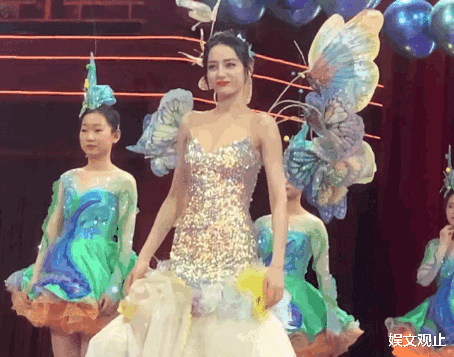 迪丽热巴|迪丽热巴春晚被拍生图，工作人员忘开美颜，28岁状态让人不敢信