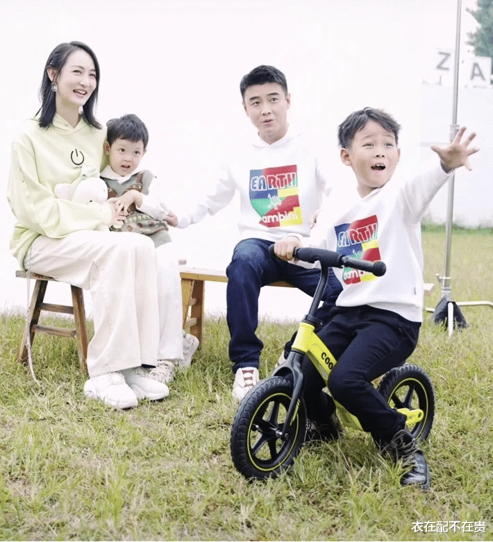 衣在配不在贵|国乒男神王皓让人羡慕，妻子颜值高身材好，穿衣虽简单却挺显气质