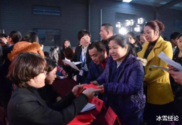 90后|谁说工厂“招工难”？日资工厂门口排起长队，90后吐露心声