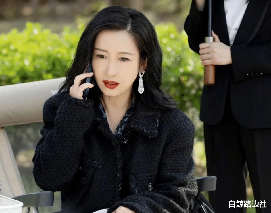 秦海璐|秦海璐一家开300万豪车游玩,6岁儿子罕见露面,手戴鸽子蛋钻戒