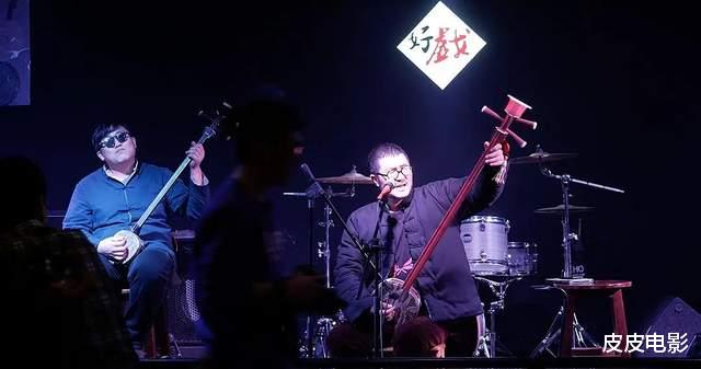 皮皮电影 因唱了3首歌,播放破亿,登上热搜,这个农村小伙什么来头?