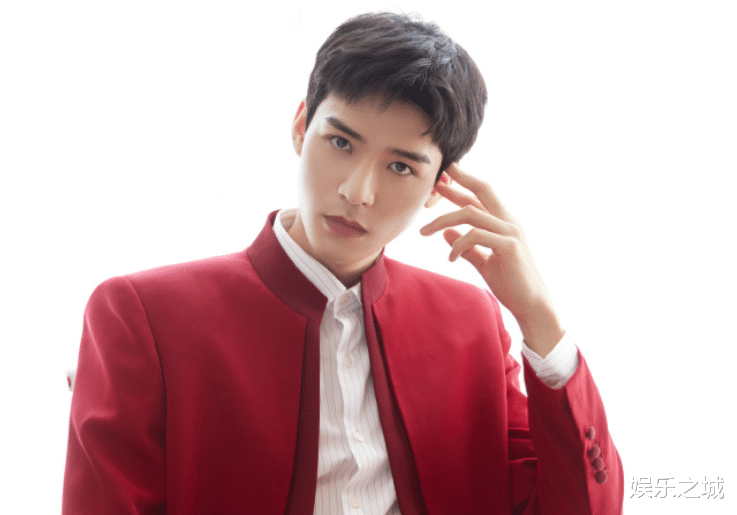 龚俊|龚俊拍摄《沉睡花园》，地铁戏路透网上疯传，生图颜值太不真实了