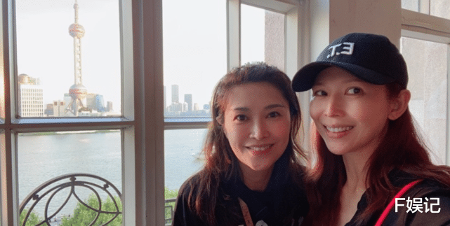 李克勤|李克勤携妻和蔡少芬张晋开心聚会喝酒 两位冻龄人妻开心合影