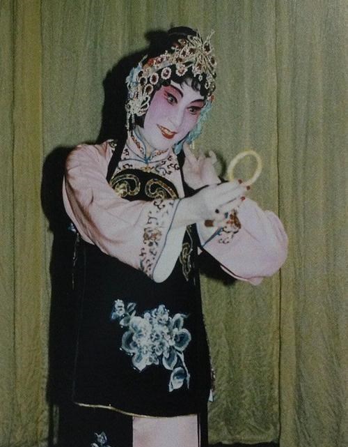 童芷苓|京剧名家童芷苓曾经得罪“军师张”离开舞台，后在五七干校糊信封