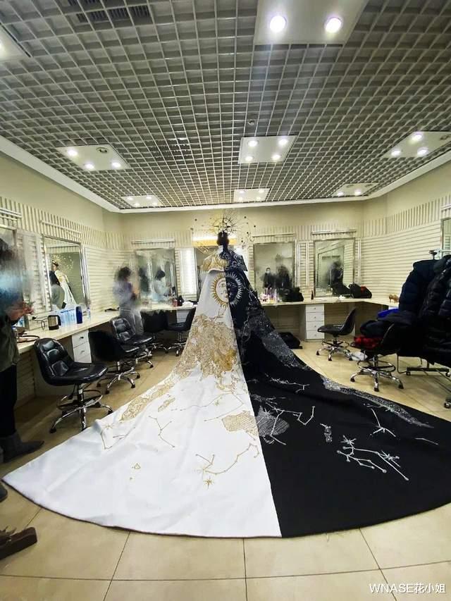 刘海|这届春晚又带火了啥？别只看口红了，她们的毛衣、风衣也都超好看