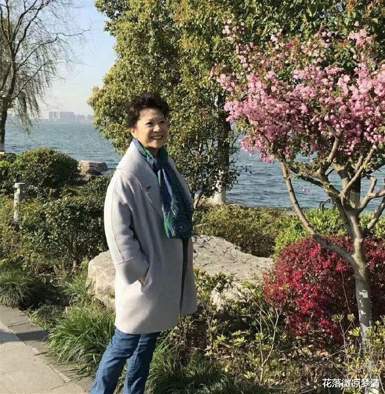 王馥荔|最新女神王馥荔晒文代会合影，72岁穿花棉袄很朴实，但全身散发优雅气质！