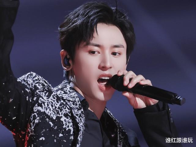 张哲瀚|粉丝应援有多夸张？张哲瀚经纪人朋友圈：这横幅越来越长，吓人！