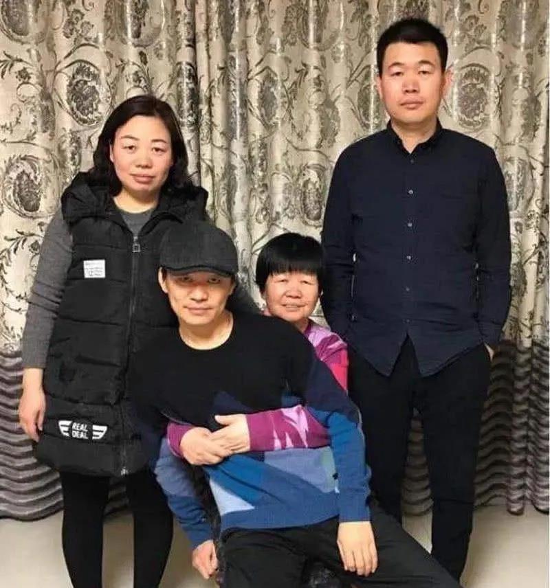 王宝强|他年收入过1000万，身价上亿，为何哥哥还在老家卖烧饼呢