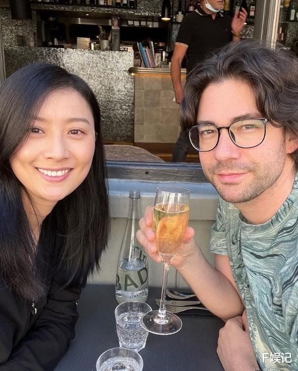 陈法拉|陈法拉带女儿在街上闲逛 坐在婴儿车上的女儿伸出小手拉着妈妈