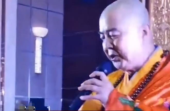 徐少华|62岁徐少华为生计再披袈裟，献唱《女儿情》，网友：国王已哭晕