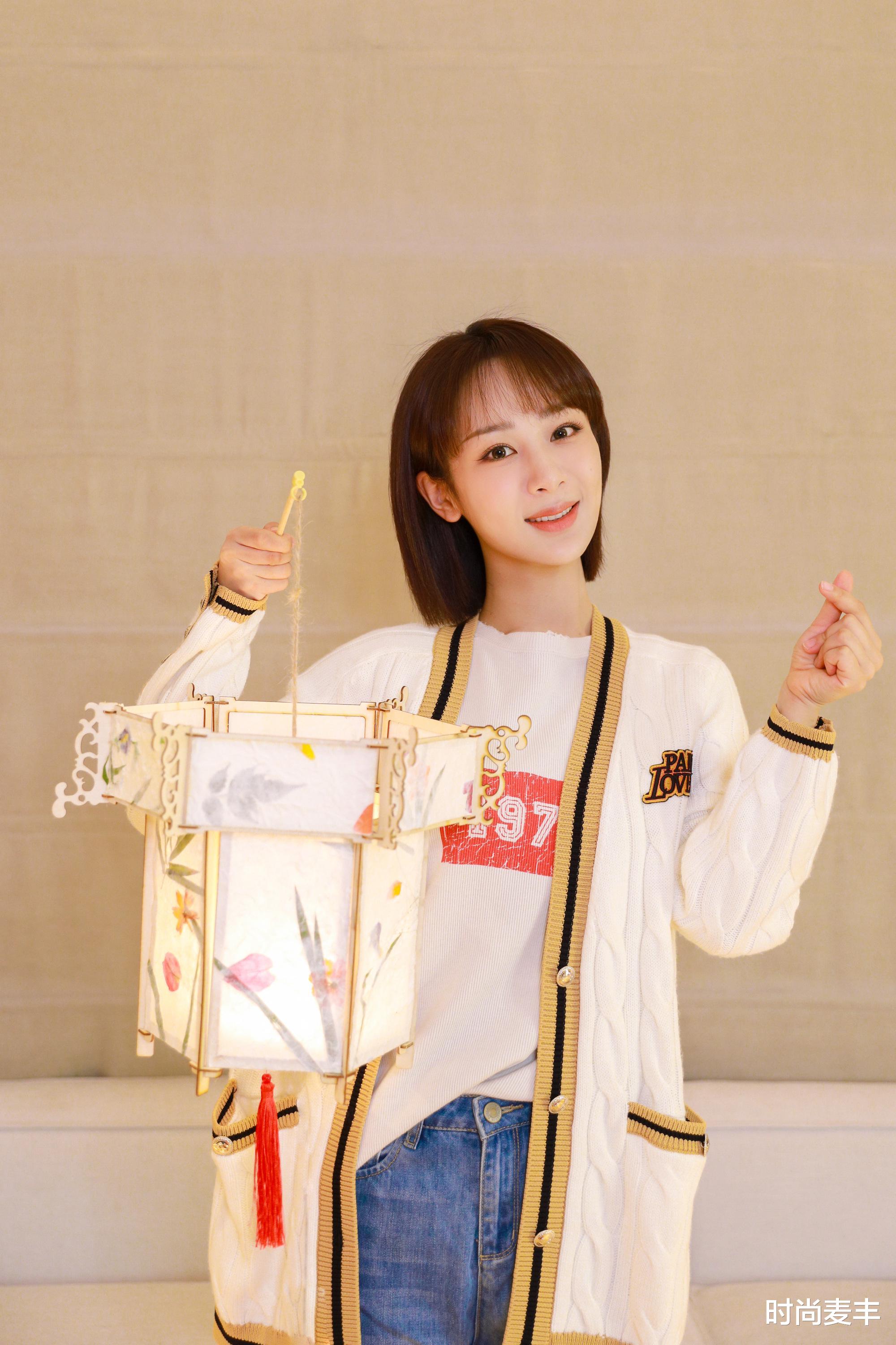 穿衣搭配|杨紫过春节却显清瘦，瓜子脸愈发明显，针织衫知性轻熟风