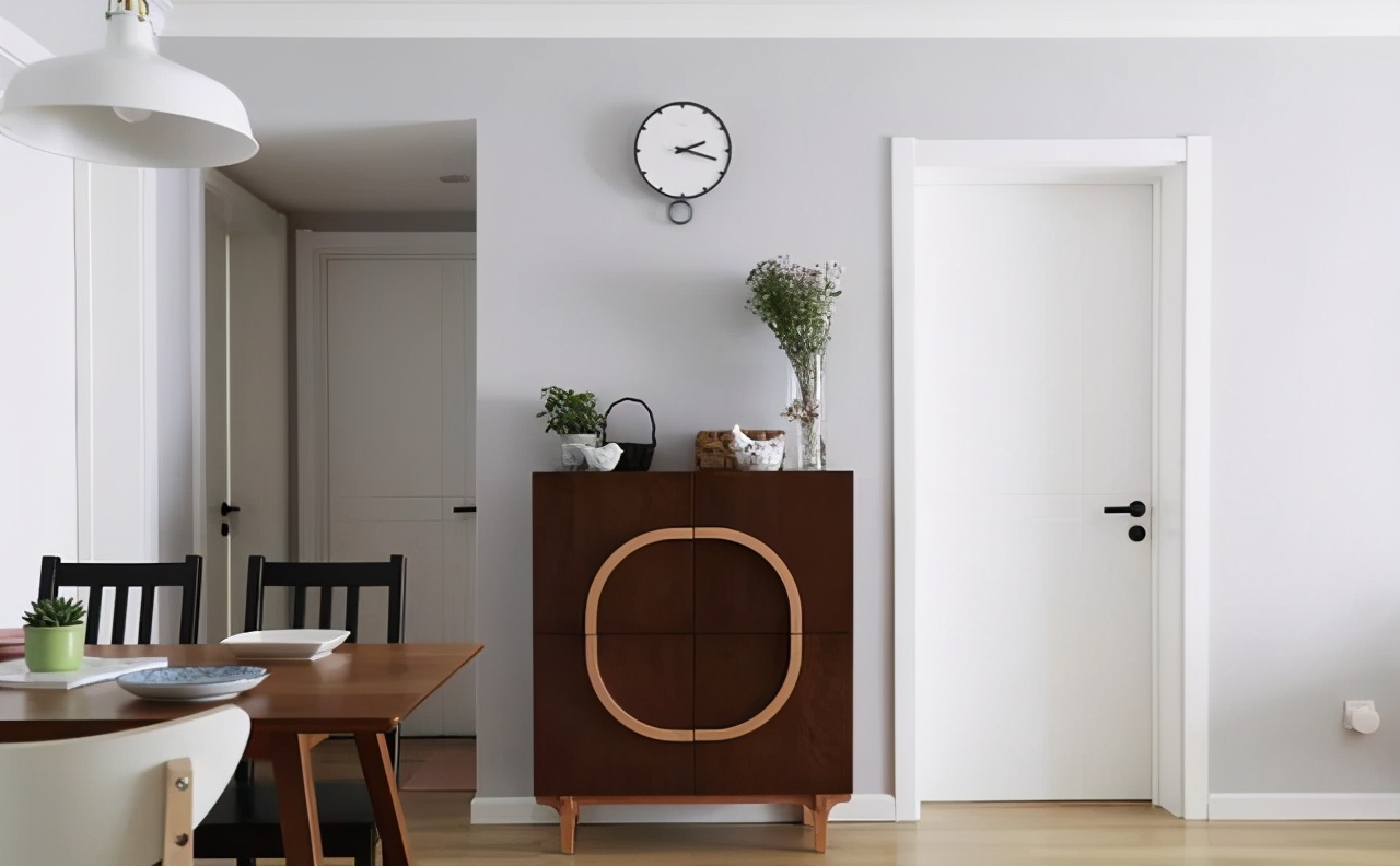 极简风的新房入住，入户就被开放式的设计迷住，整体大气又温馨