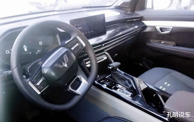 SUV|五菱首款SUV实车，挂英文车标，两块大屏，科技感不错