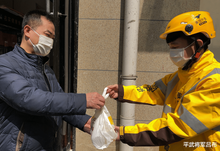 重庆一商家当街暴打外卖小哥,网友:不能践踏社会底层人的尊严