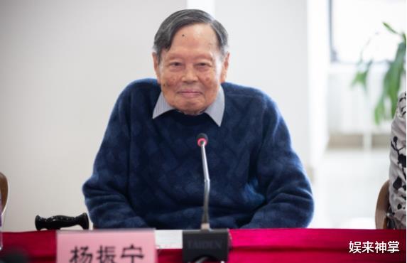 杨振宁|99岁杨振宁身形消瘦！拄拐杖依旧精神昂扬，娇妻年轻靓丽紧紧跟随