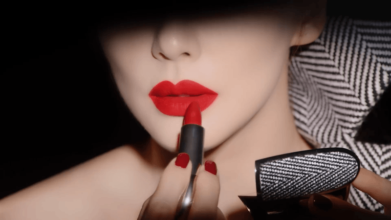 时尚风行派|张雨绮挤掉范冰冰拿下高奢代言!与小8岁男友穿情侣装超配,合体好甜