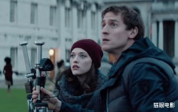 |破产姐妹Max晒钻戒，恋情公开不到10天就订婚，网友：老公像泰山