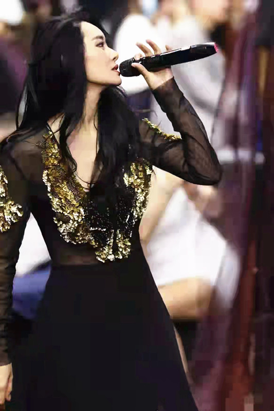 全球时尚号|43岁爱戴舞台秀身材,镂空服装挡不住美肩,长发飘逸风情款款