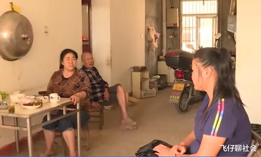 不照顾年迈父亲,父亲立遗嘱将房产全给了姐姐,小女儿跪求原谅