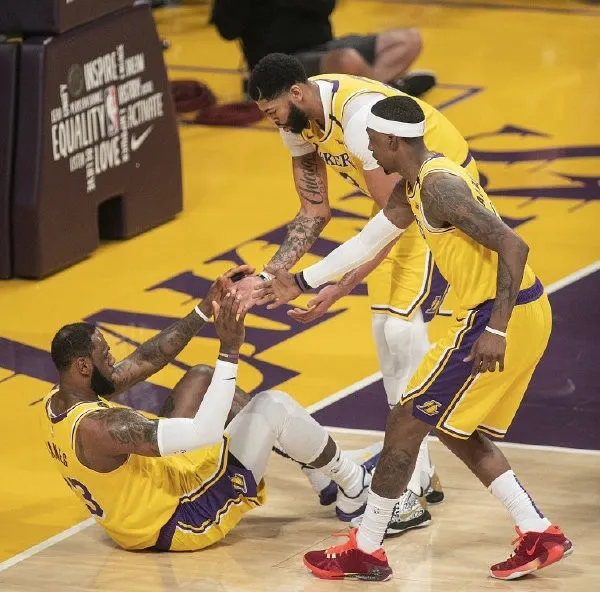 湖人队|沃神爆料老詹最新伤情！湖人卫冕难了......