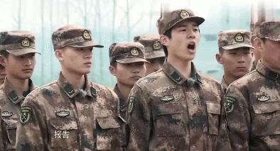 张丰毅|小鲜肉赤身与老兵比赛，身材差距引发争议！网友：白斩鸡