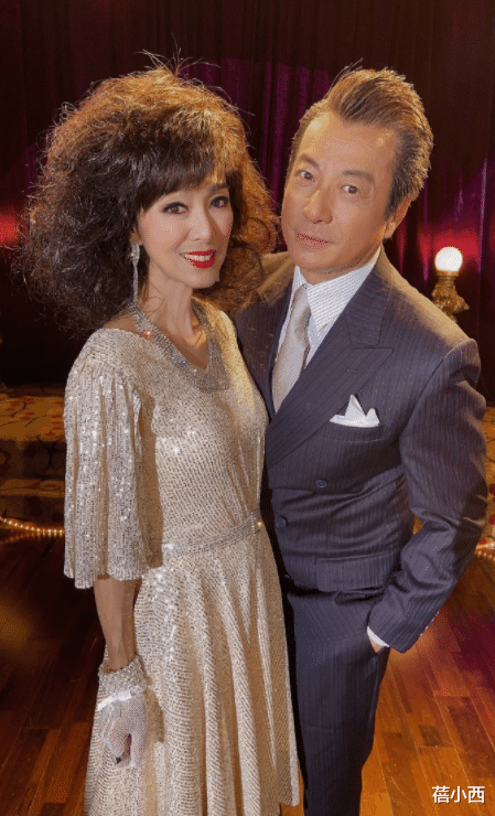 蓓小西 66岁的米雪都要成精了,烫爆炸头穿亮片裙,身材气质远胜同龄人