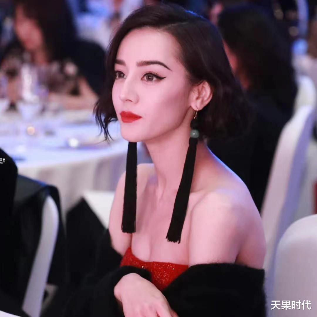 迪丽热巴 热巴红毯秀也踩雷？短发造型有点显老，美感全靠身材在撑