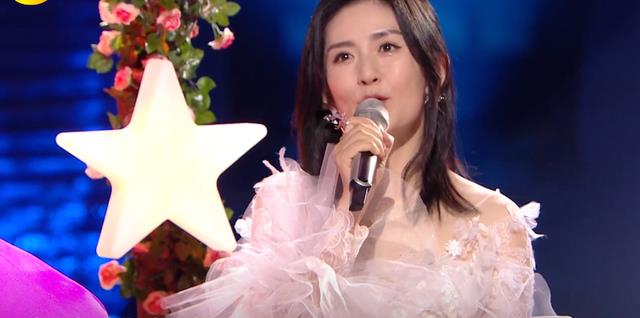 谢娜|何炅跨年提前拥抱谢娜，和吴昕奔赴令人泪目，快乐家族分水岭显现