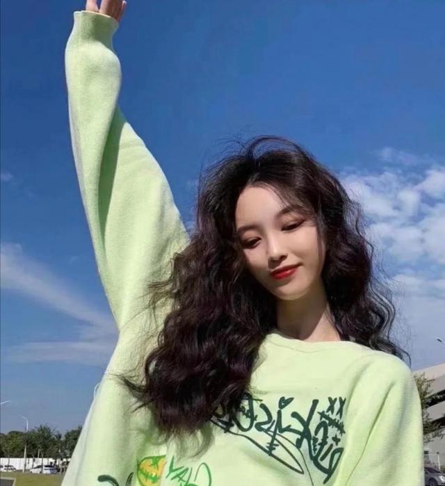 卷发|别再留黑长直了，今年流行这些“神仙”卷发，时髦又撩人