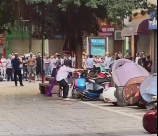 嗨情人|惹不起！10多家店面竟遭重庆一女子疯狂打砸，就因接了一个电话