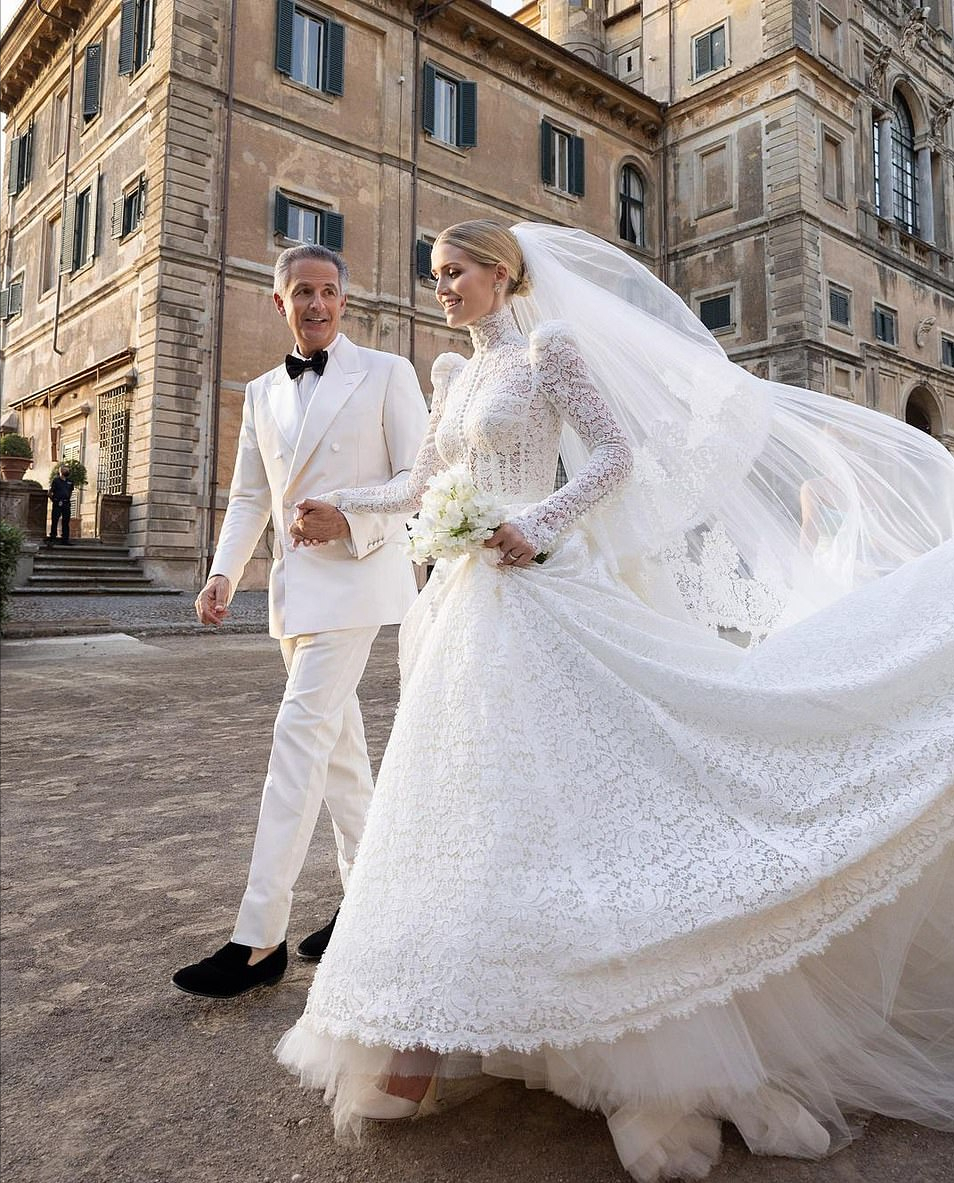 全球时尚风行|戴安娜侄女和62岁新婚老公度蜜月！又穿D&G花裙，老公真不像老头