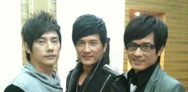 包小柏|包小柏为22岁爱女举办追思会，因悲伤过度未致辞，三兄弟相拥哭泣