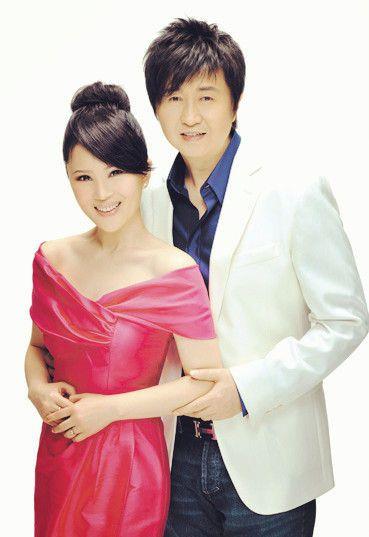 付笛生|付笛生夫妇直播唱歌，一粉丝刷礼物达一万元，两人在线比心让点歌