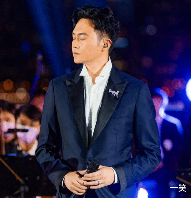 音乐会|《想你张国荣》音乐会圆满结束，62岁唐鹤德现身观看，两鬓斑白