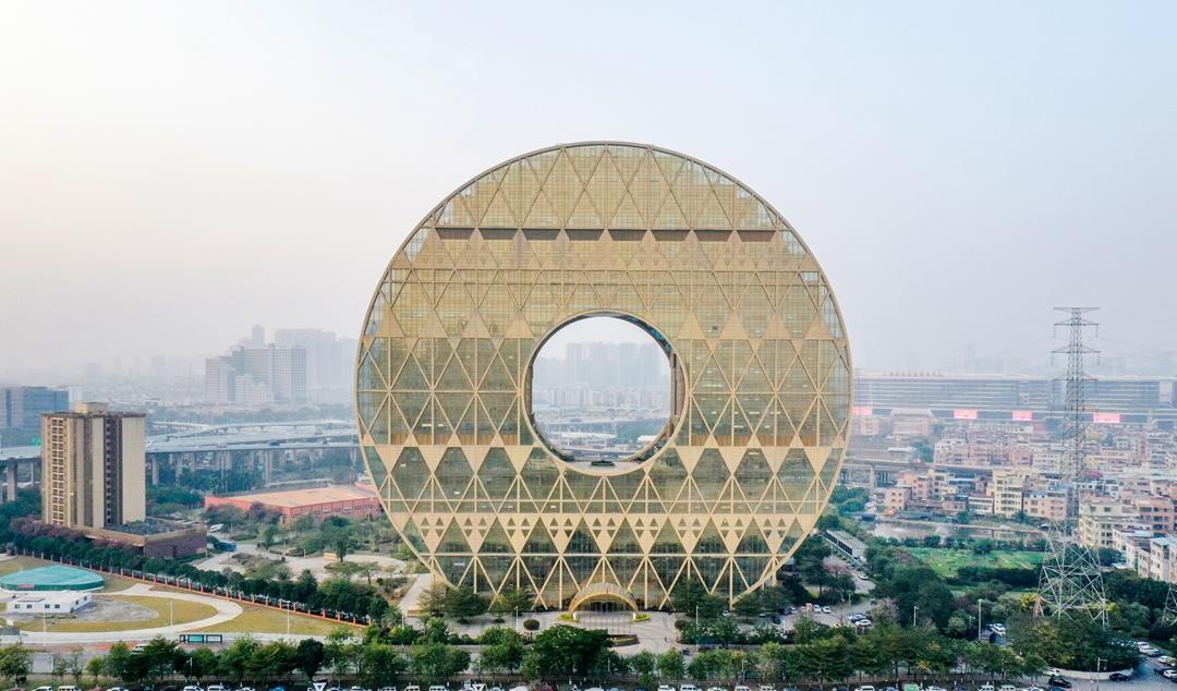 广州荔湾出现“怪异”建筑,正面像个大铜钱,背面像个8字