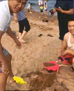  姑娘穿紧身裙注意点，一不小心就会原形毕露，亮点都被暴露了！