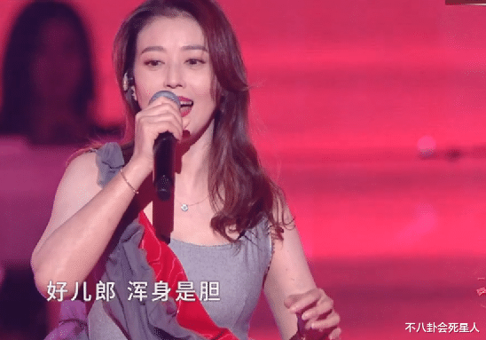 明星|明星状况比晚会更精彩：有人打绷带上台，有人边唱边抖，有人抢戏