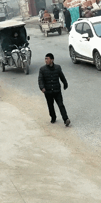 “不要穿同底色衣服拍证件照!” 真的是见鬼了!