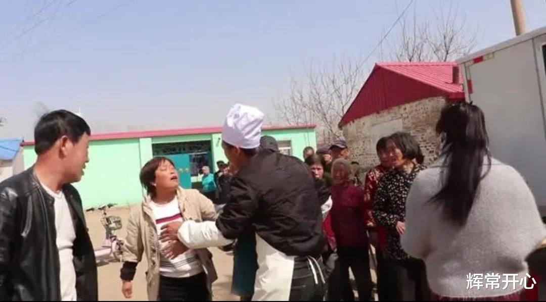 辉常开心 小伙无偿为农村老人做饭，遭无理大妈找茬辱骂，甚至欲往锅里扔沙子！