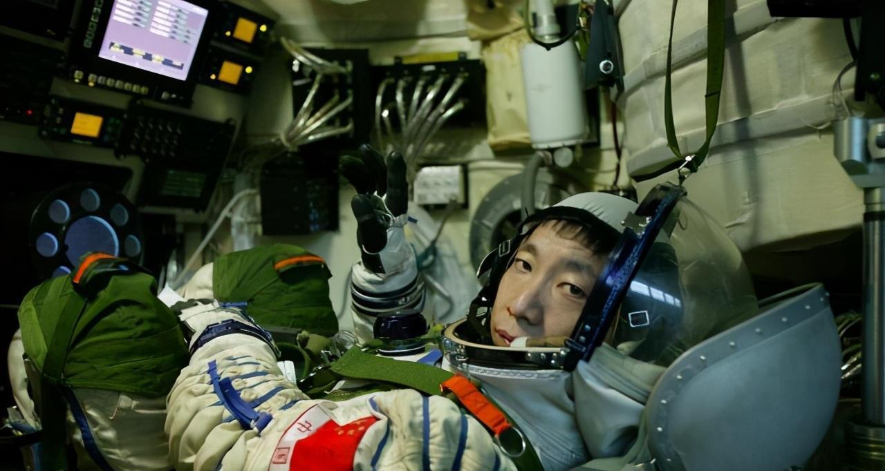 宇航员 杨利伟上天时为啥带着枪?苏联航天员惨痛教训,让世界都引以为戒