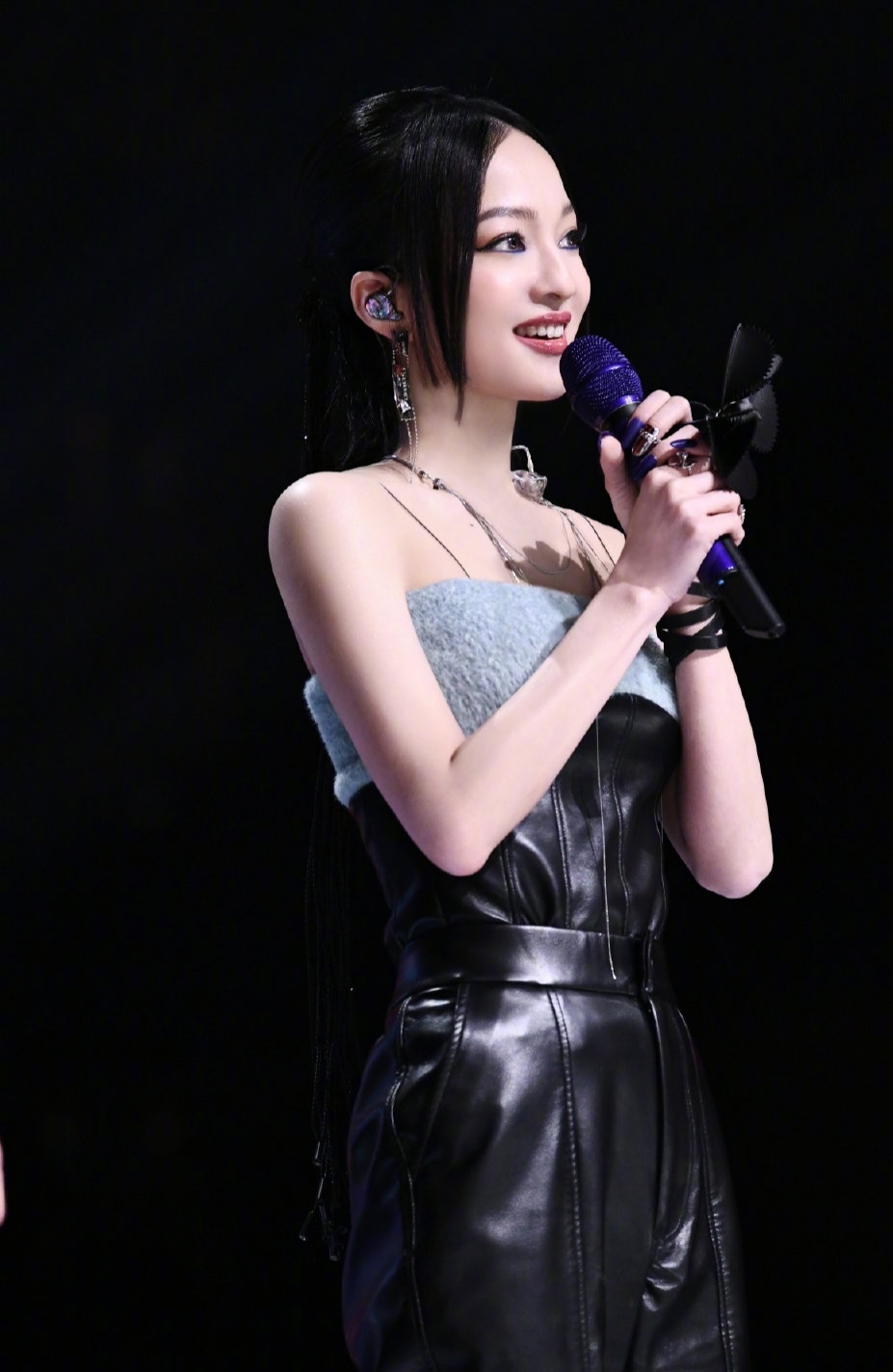 张韶涵|张韶涵嫌发量不够，把20根“鞋带”绑头上，明星接发这么狠的吗