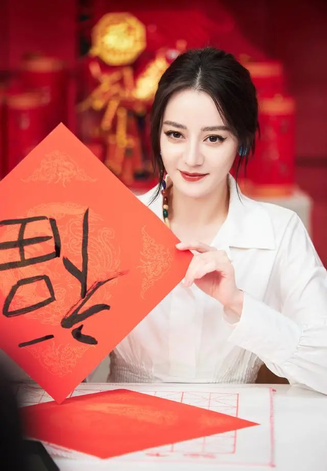 迪丽热巴|“女神”热巴书法写得相当不错，端庄秀丽，字如其人，笔笔精彩