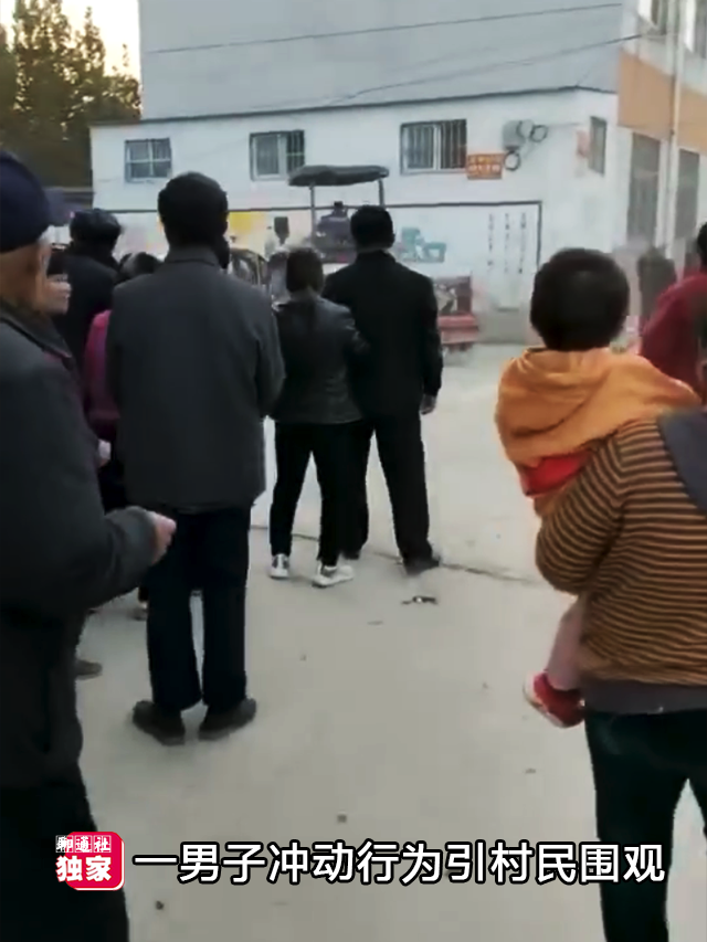 山东聊城一男子驾驶“旋耕机”怒撞路边轿车,围观村民吓得直躲闪