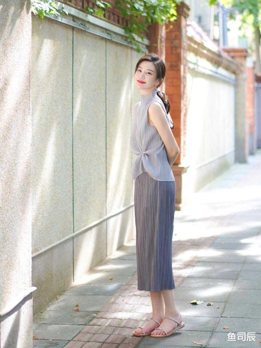 鱼司辰|为什么今年的针织衫，大家宁愿配裙子，也不跟风搭裤子？答案在这