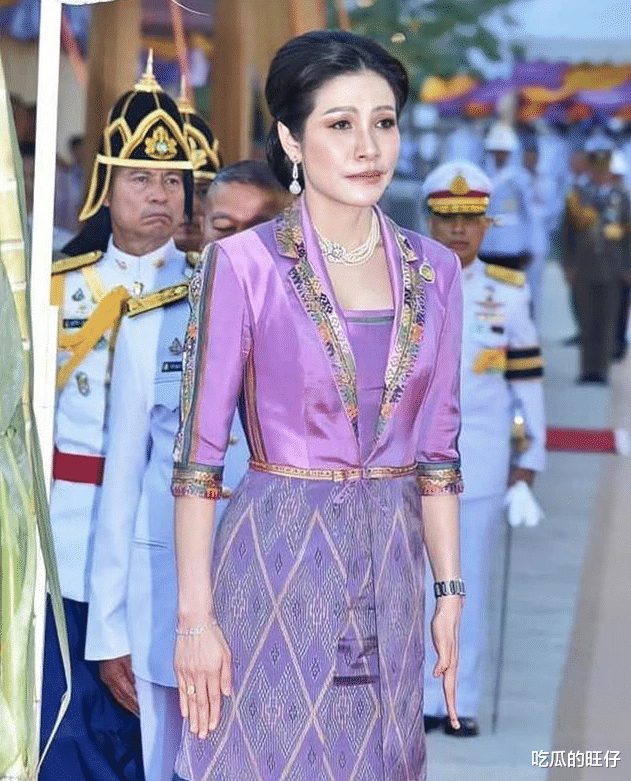 胆结石 泰国贵妃诗妮娜：靠“丑照”俘虏泰王，玩儿心机想和王后一争高下